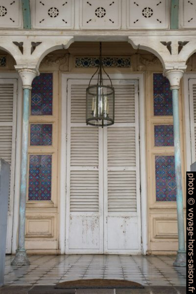 Porte fermée du musée de Saint-John Perse. Photo © Alex Medwedeff