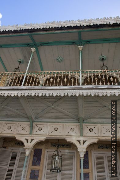 Balcon en bois du musée de Saint-John Perse. Photo © Alex Medwedeff