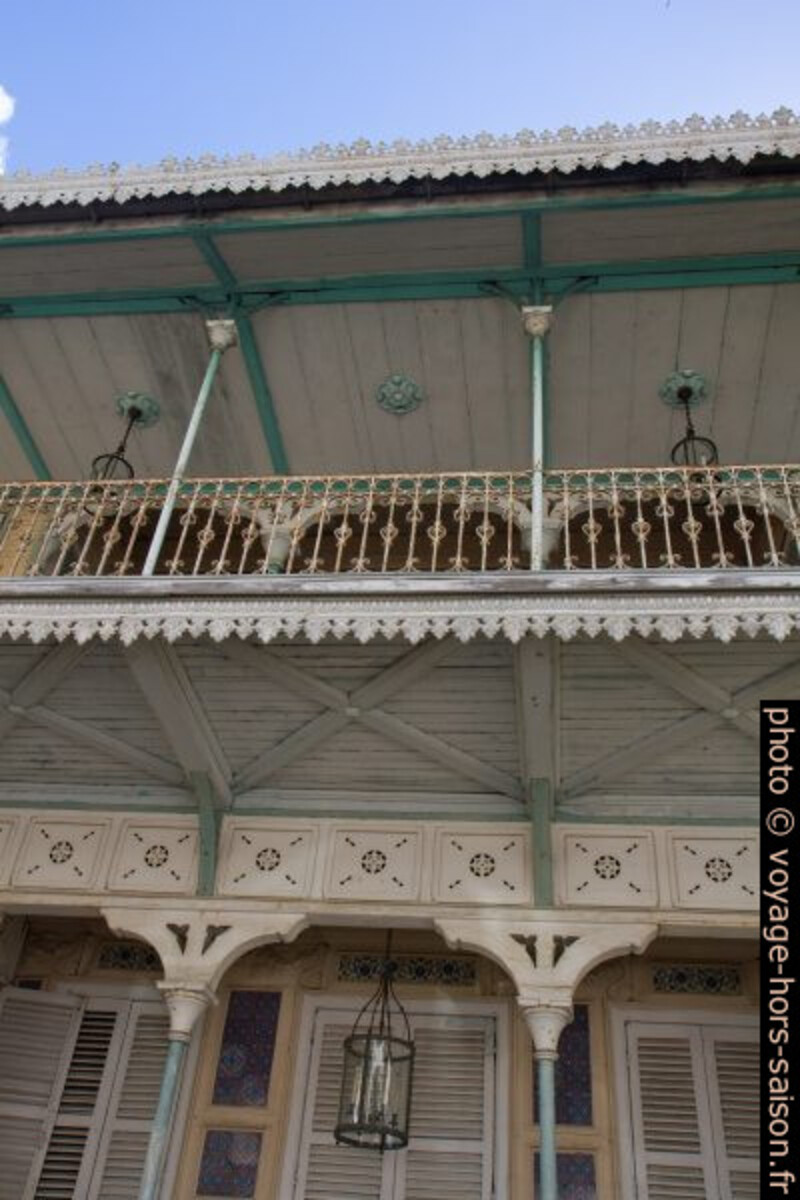 Balcon en bois du musée de Saint-John Perse. Photo © Alex Medwedeff
