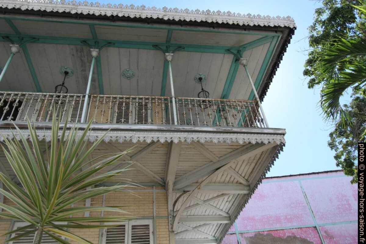 Balcon autour du musée de Saint-John Perse. Photo © Alex Medwedeff