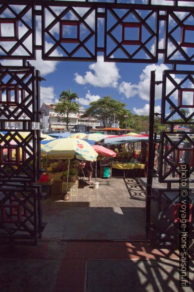 Marché de la Darse vu de la halle. Photo © André M. Winter