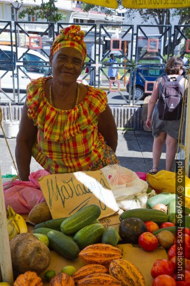 Vendeuse au marché de la Darse. Photo © Alex Medwedeff