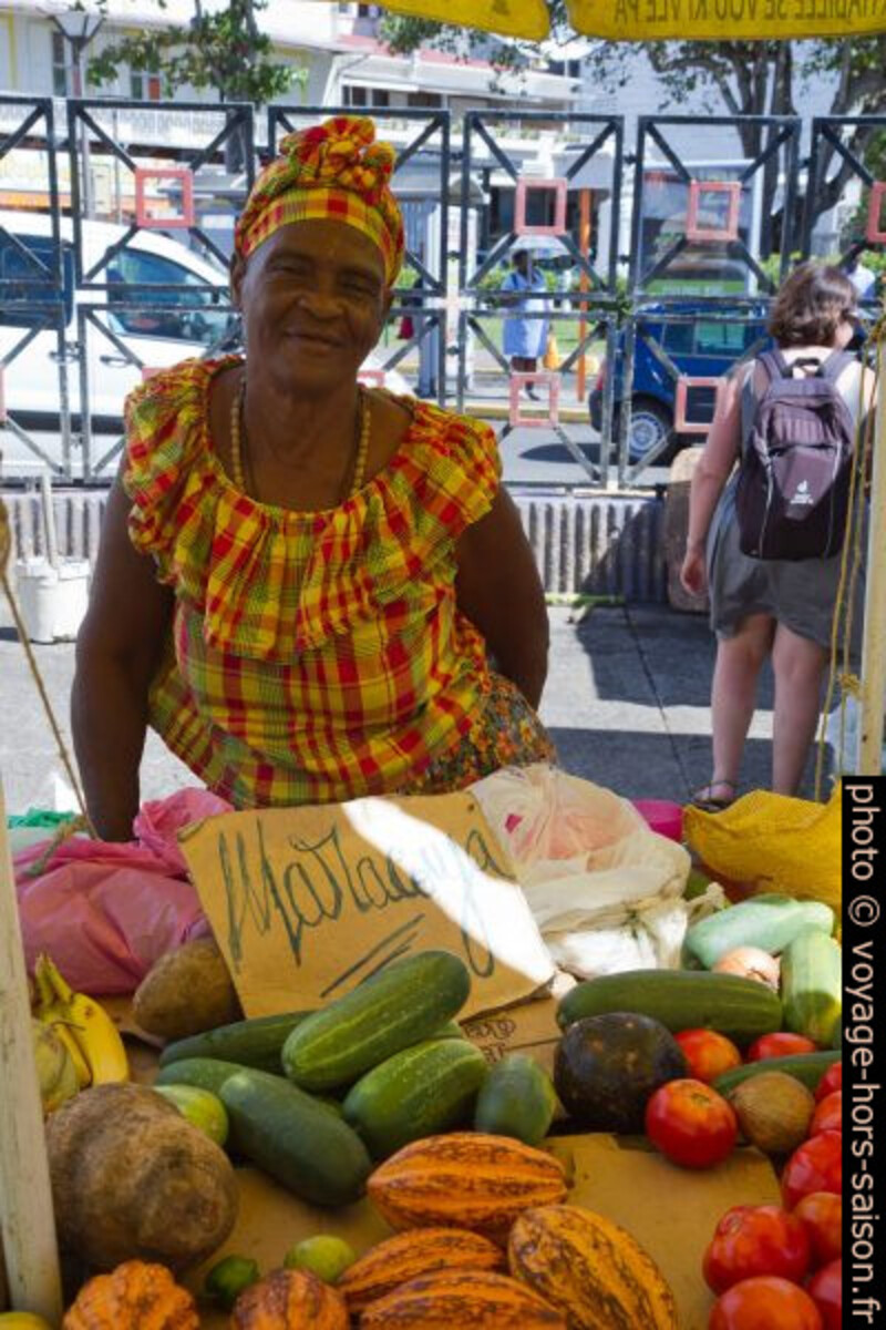 Vendeuse au marché de la Darse. Photo © Alex Medwedeff