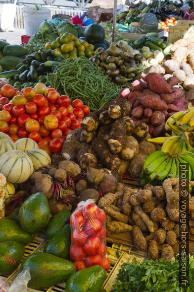 Légumes au marché de la Darse de Pointe-à-Pitre. Photo © Alex Medwedeff