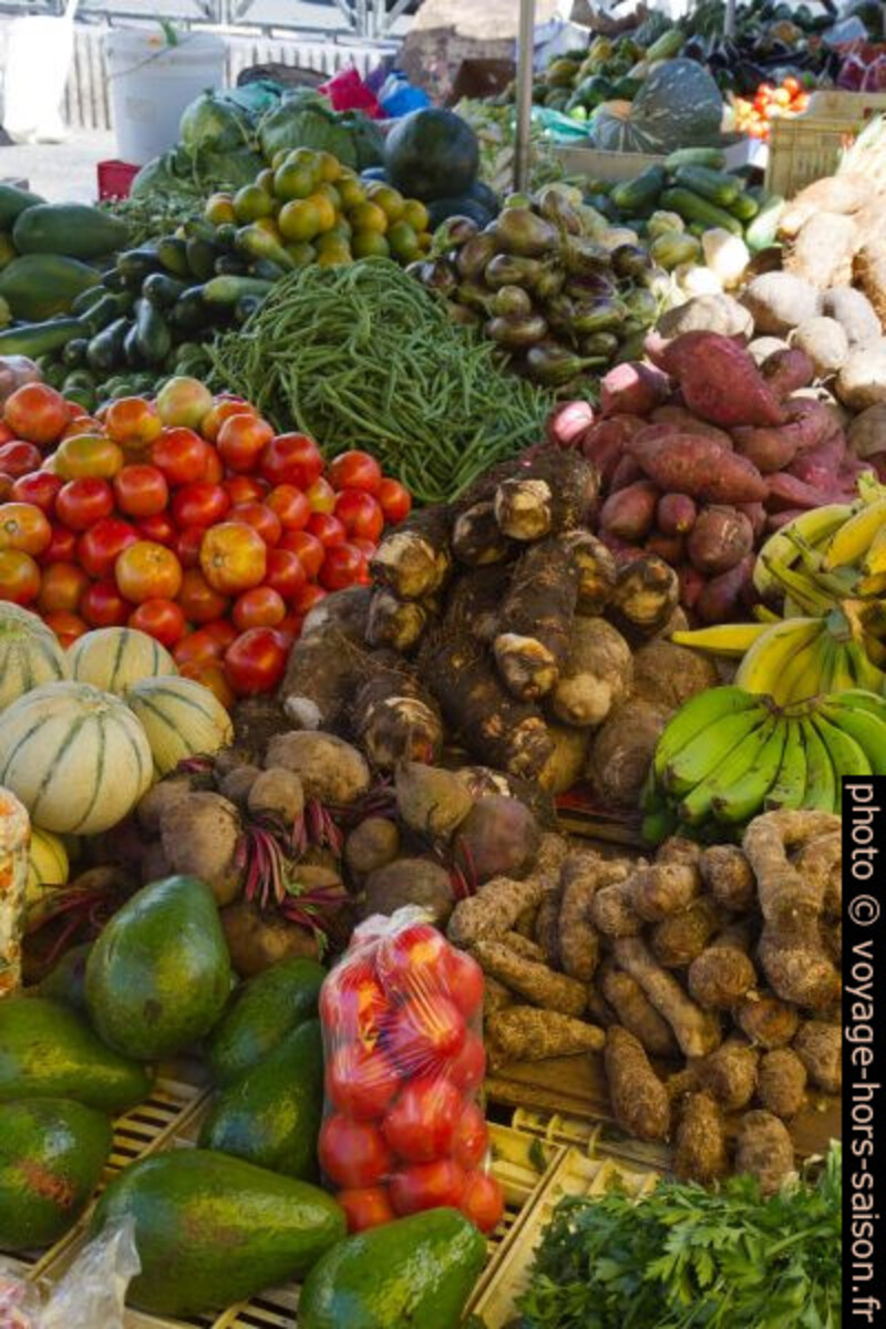 Légumes au marché de la Darse de Pointe-à-Pitre. Photo © Alex Medwedeff