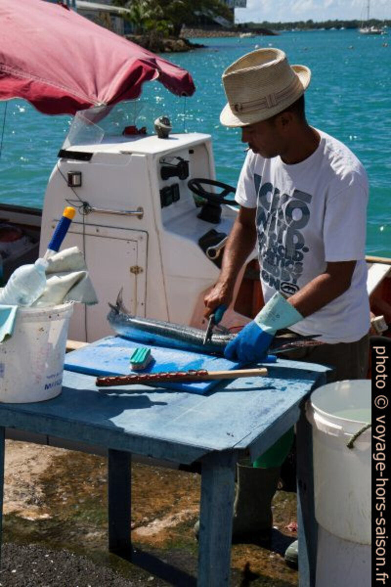 Préparateur de poissons sur le port de Pointe-à-Pitre. Photo © Alex Medwedeff