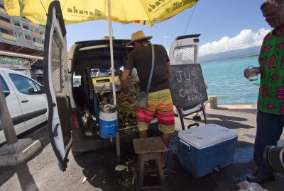 Vente de jus de canne frais. Photo © André M. Winter