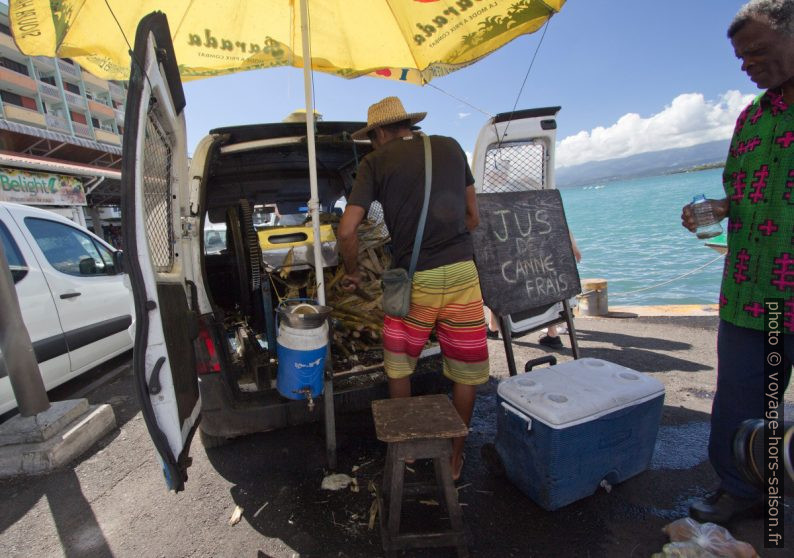 Vente de jus de canne frais. Photo © André M. Winter