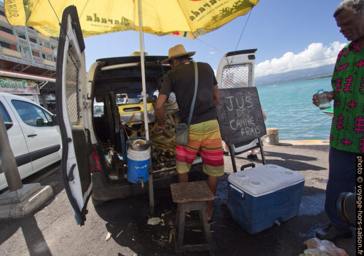 Vente de jus de canne frais. Photo © André M. Winter