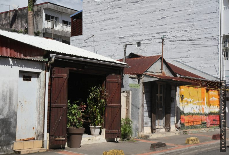 Cases dans le centre de Pointe-à-Pitre. Photo © Alex Medwedeff