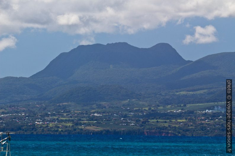 La Soufrière vue du Gosier. Photo © André M. Winter