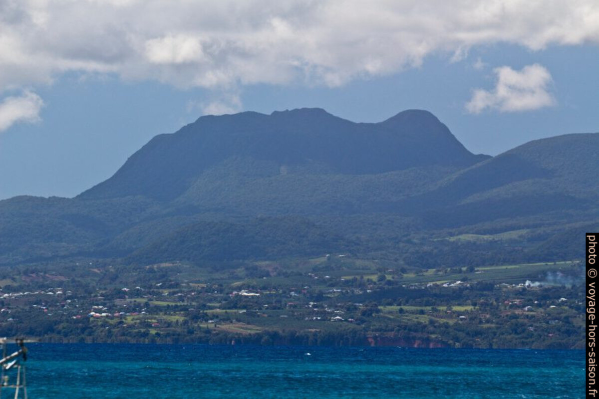 La Soufrière vue du Gosier. Photo © André M. Winter