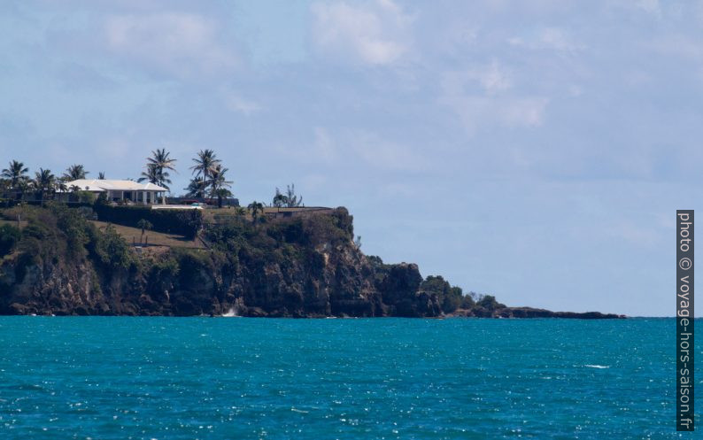 Côte rocheuse à l'est du Gosier. Photo © André M. Winter