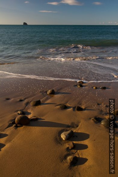 Pierres léchées par les vagues sur la la Plage de Clugny. Photo © Alex Medwedeff