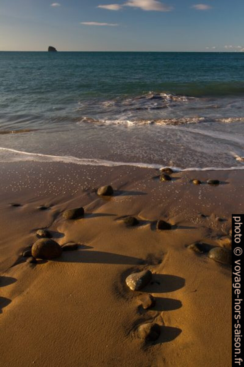 Pierres léchées par les vagues sur la la Plage de Clugny. Photo © Alex Medwedeff