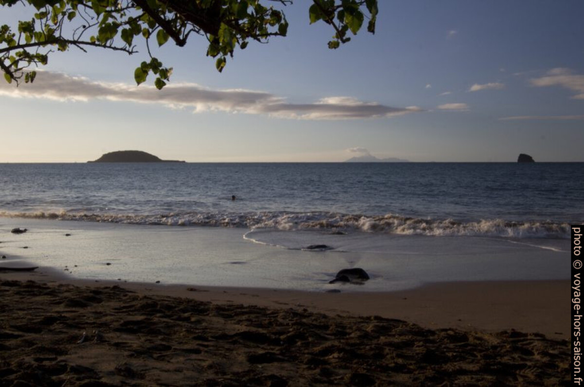 L'Îlet à Kahouane, Montserrat et la Tête à l'Anglais. Photo © André M. Winter