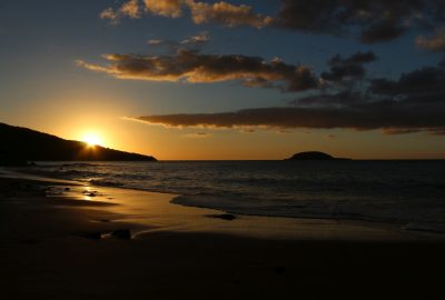 Coucher de soleil sur la Plage de Clugny. Photo © André M. Winter