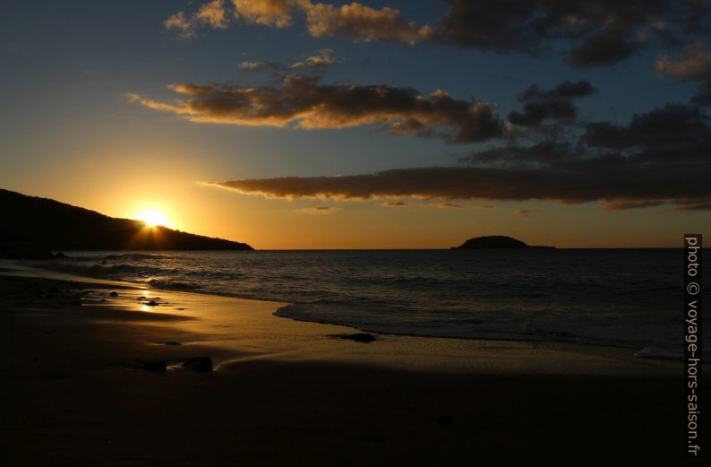 Coucher de soleil sur la Plage de Clugny. Photo © André M. Winter