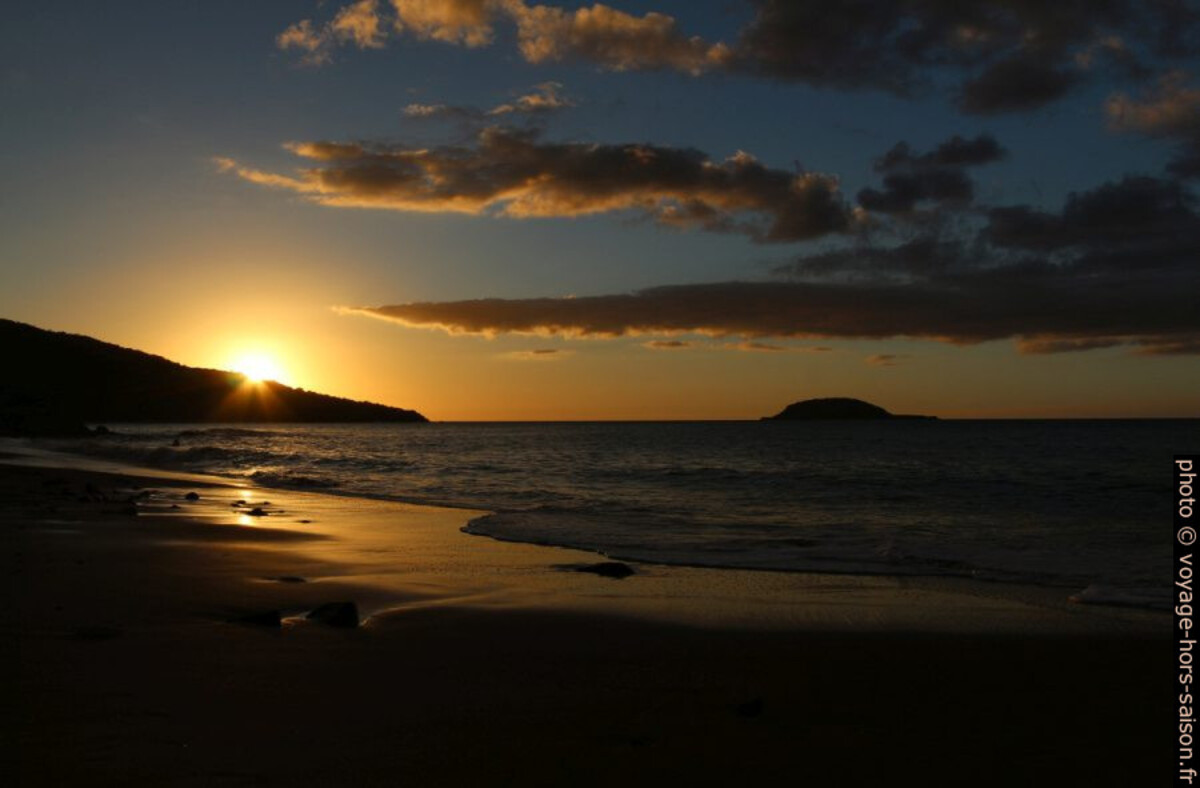 Coucher de soleil sur la Plage de Clugny. Photo © André M. Winter