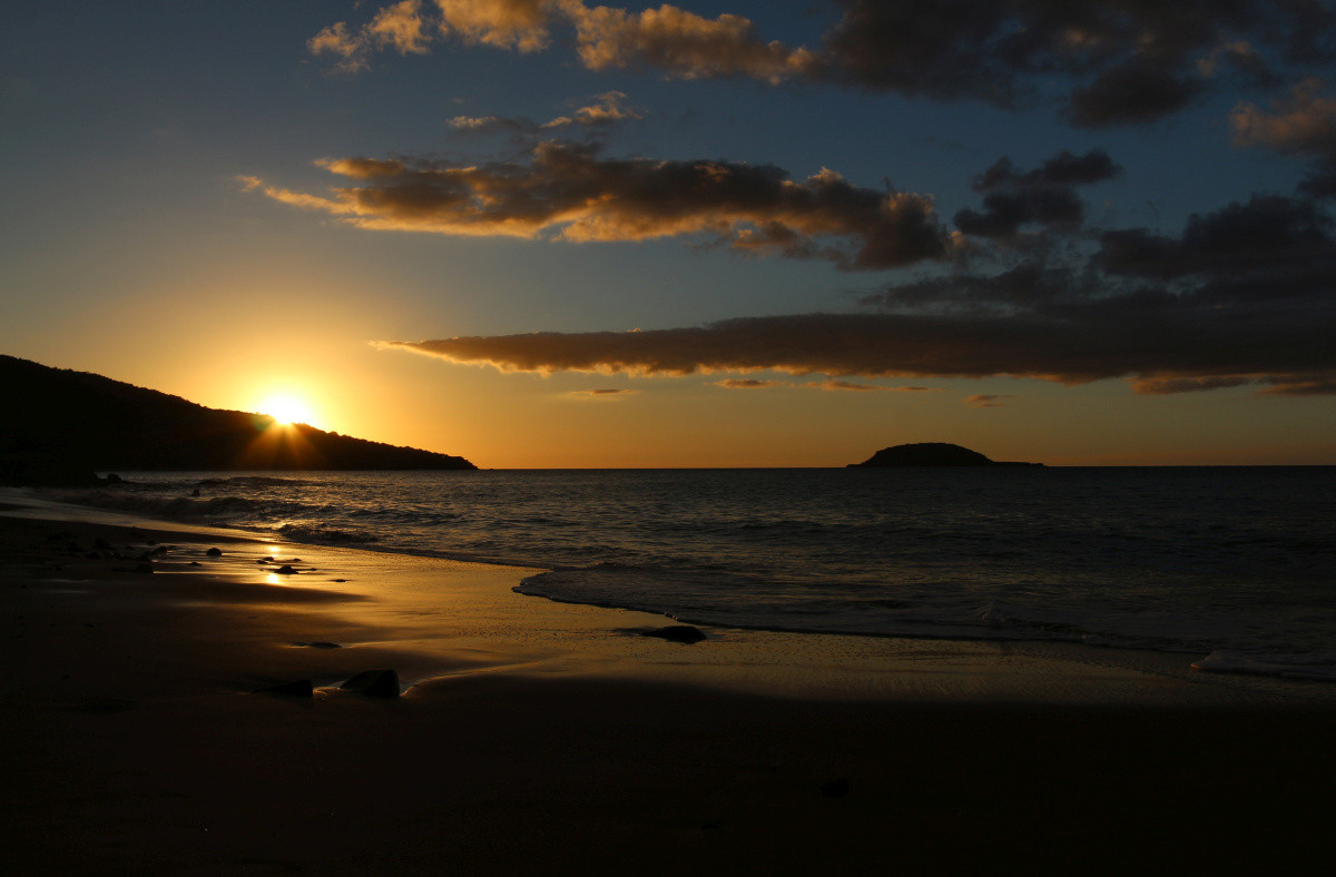 Coucher de soleil sur la Plage de Clugny. Photo © André M. Winter