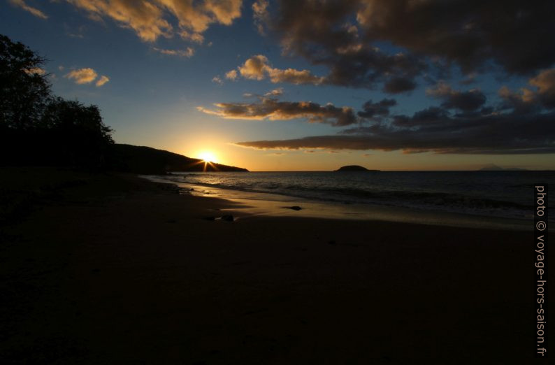 Soleil couchant à la Plage de Clugny. Photo © André M. Winter