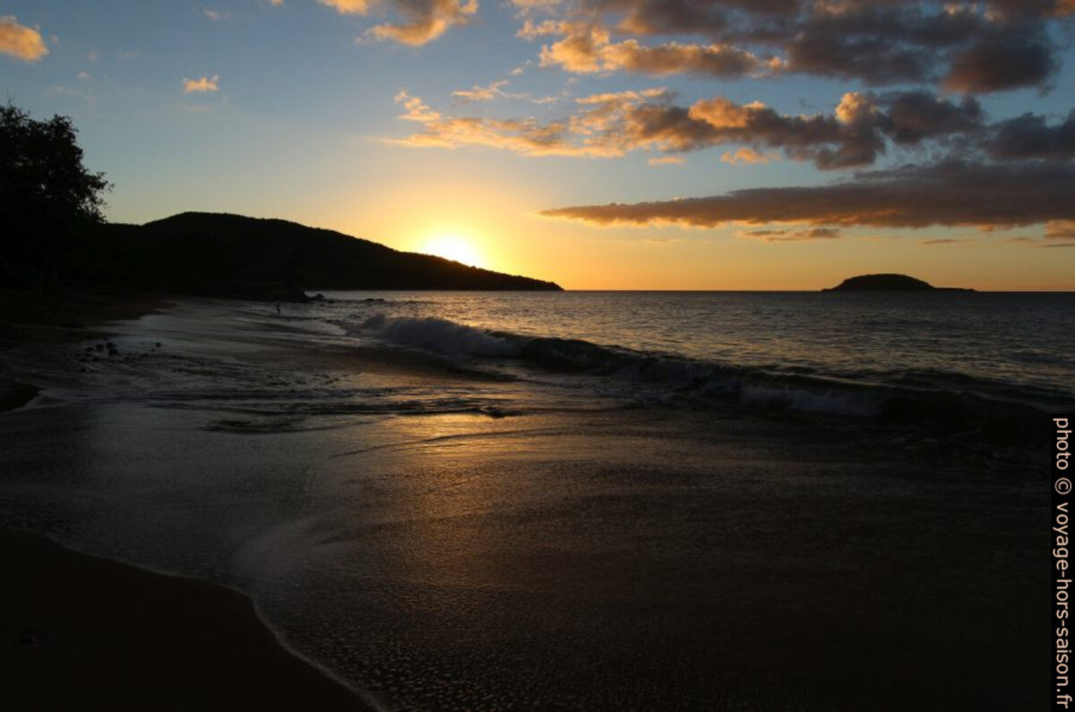Le soleil se couche derrière la Pointe du Vieux Fort. Photo © André M. Winter