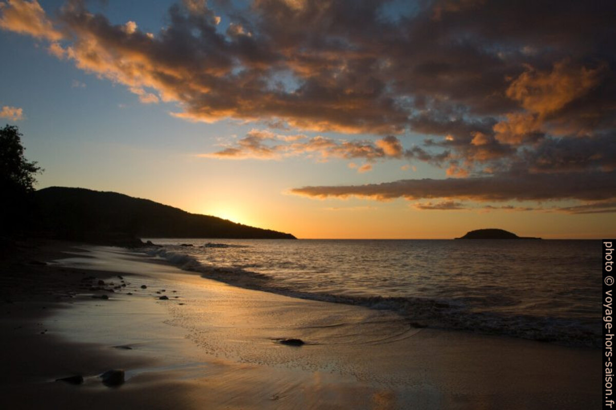 Coucher de soleil derrière la Pointe du Vieux Fort. Photo © Alex Medwedeff