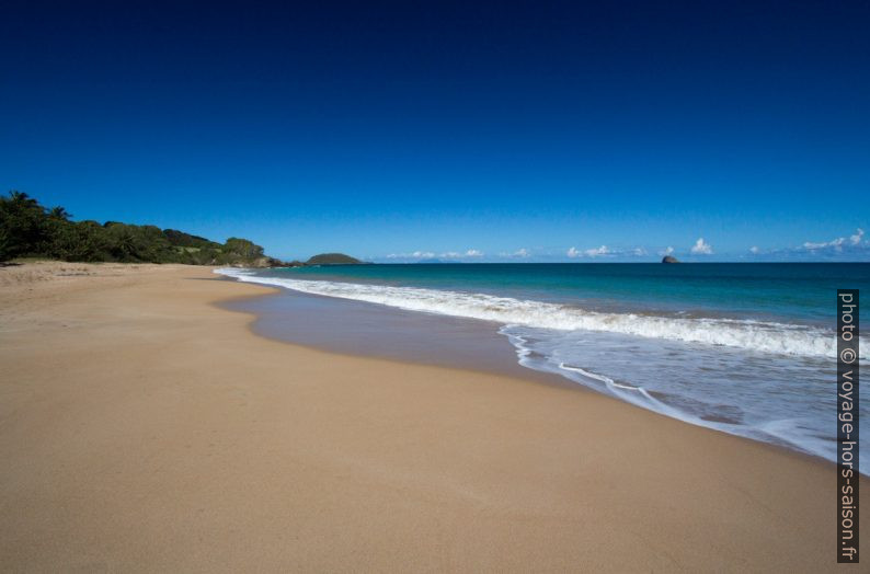 Plage de Clugny déserte le matin. Photo © André M. Winter