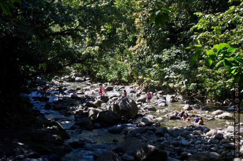 Bain dans la Rivière Bras Saint Jean. Photo © Alex Medwedeff