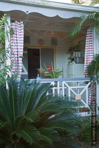 Kitchenette sur terrasse couverte. Photo © Alex Medwedeff