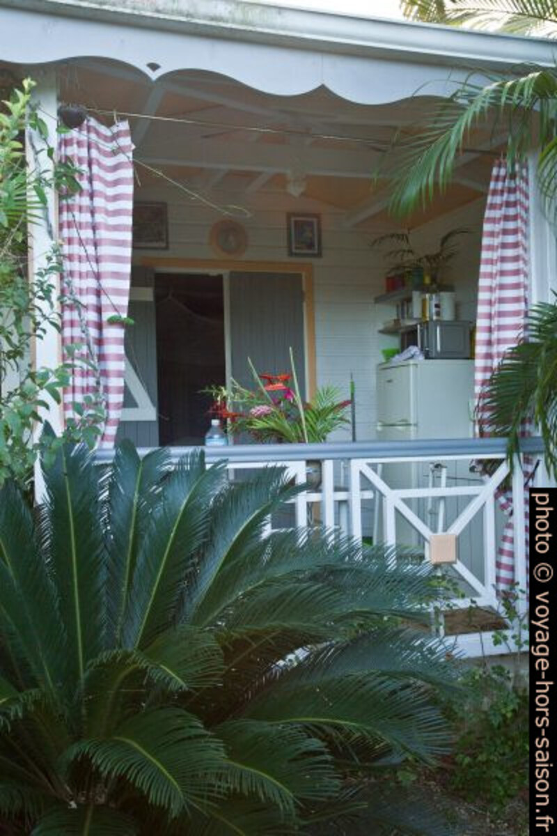 Kitchenette sur terrasse couverte. Photo © Alex Medwedeff