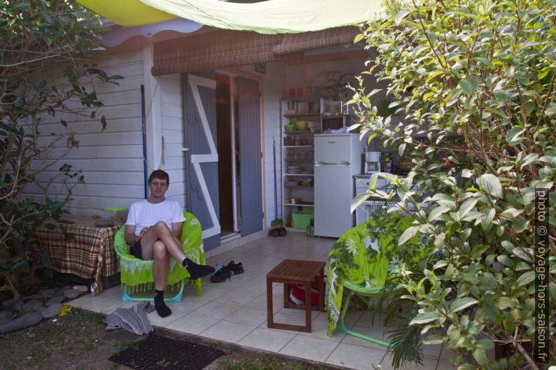 André sur la terrasse de notre gîte. Photo © Alex Medwedeff