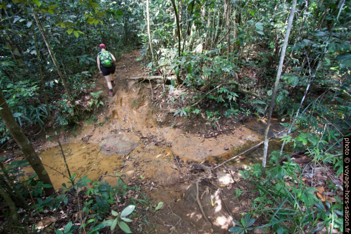 Alex traverse une première ravine. Photo © André M. Winter