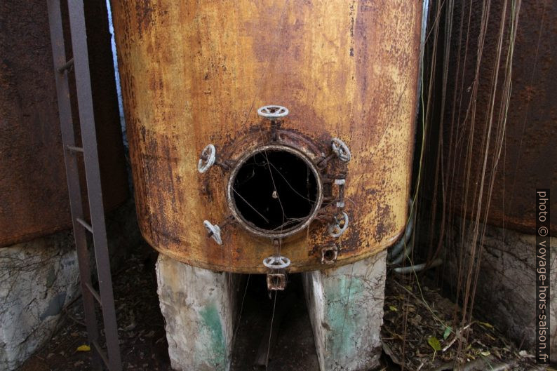 Une cuve de stockage de rhum abandonnée. Photo © André M. Winter