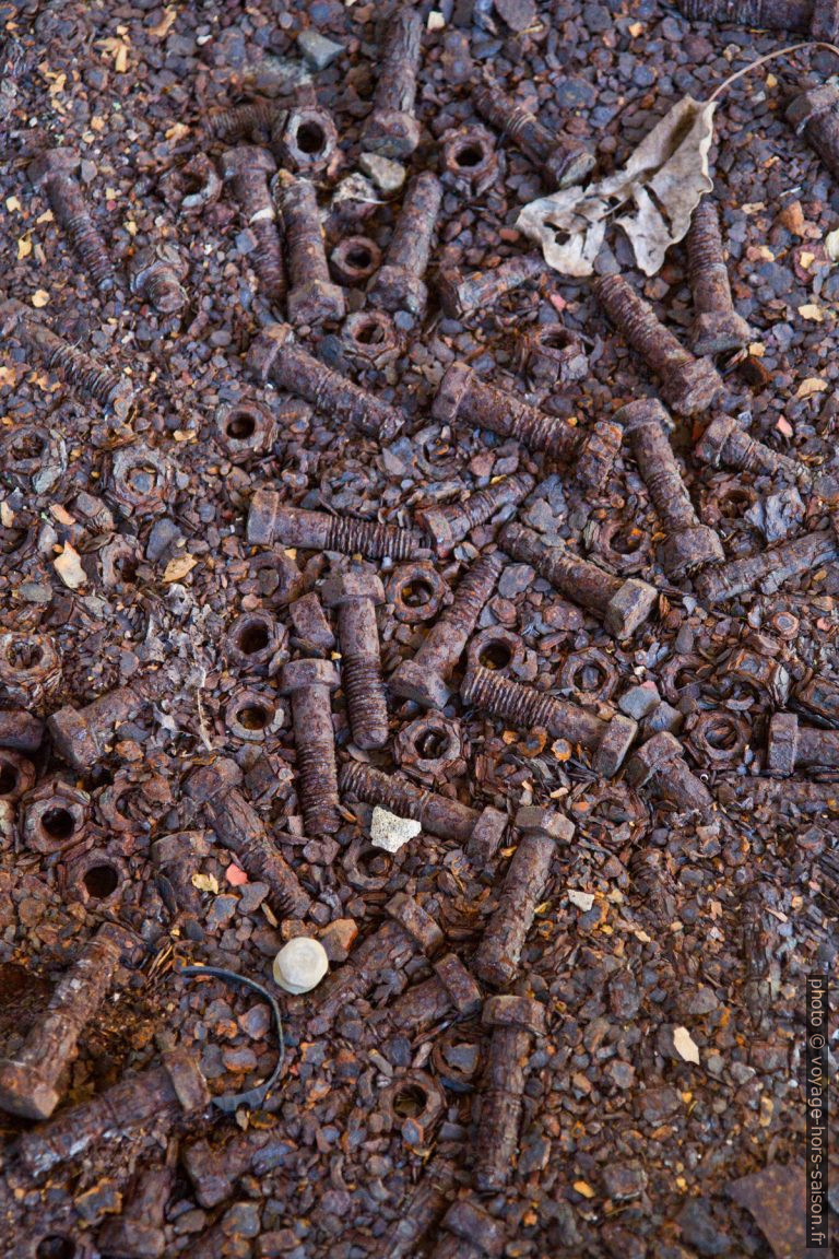 Tas de vis et d'écrous rouillés dans la ruine de la rhumerie Grosse Montagne. Photo © Alex Medwedeff