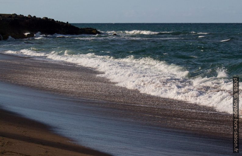 Vagues se brisant sur la plage. Photo © André M. Winter