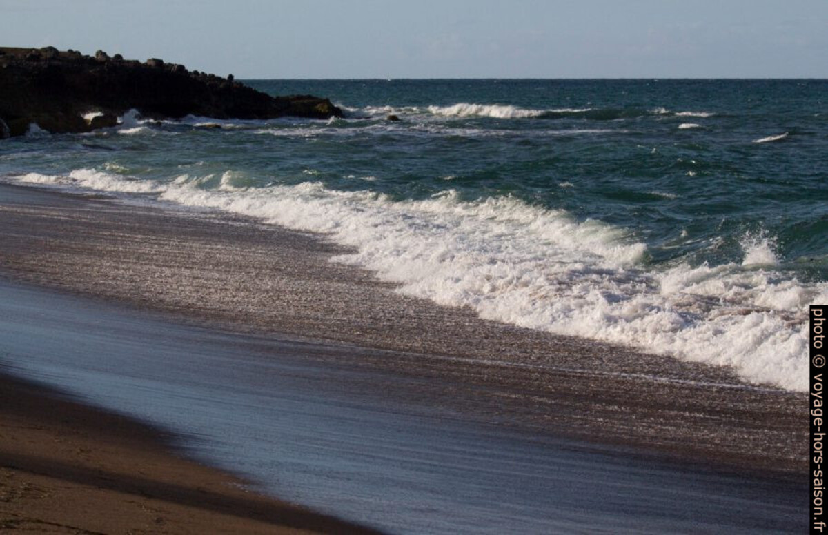Vagues se brisant sur la plage. Photo © André M. Winter