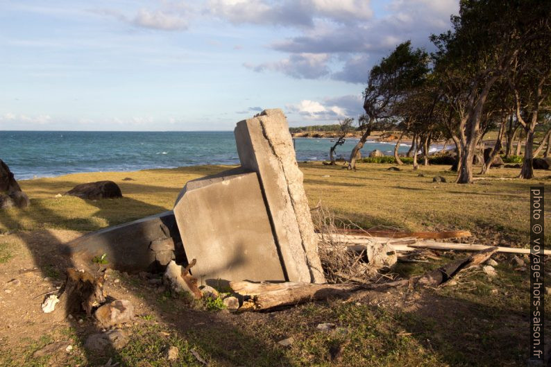 Stèle détruite de la Pointe Allègre. Photo © André M. Winter