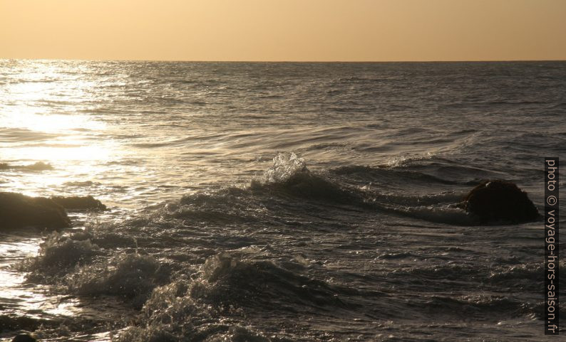 Vagues lors du coucher du soleil. Photo © André M. Winter