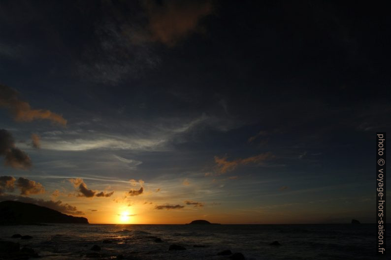 Ciel bleu et coucher de soleil voilé. Photo © André M. Winter