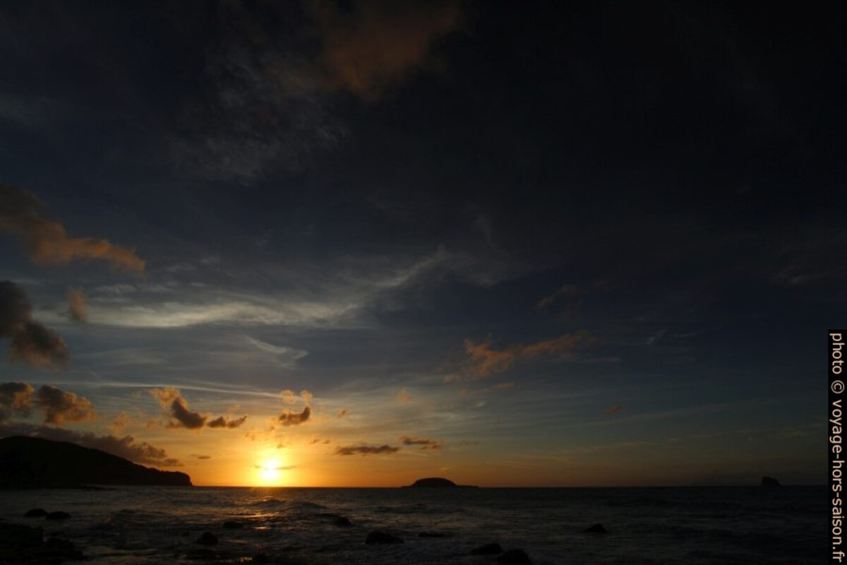 Ciel bleu et coucher de soleil voilé. Photo © André M. Winter