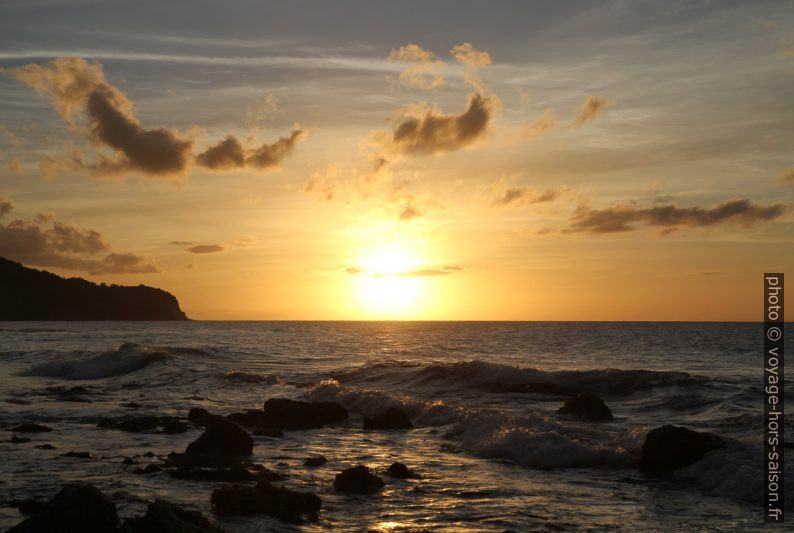 Coucher de soleil voilé sur la mer. Photo © Alex Medwedeff