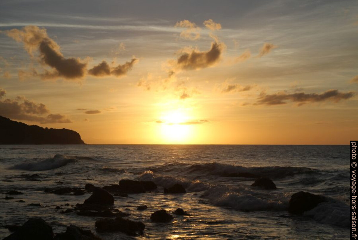 Coucher de soleil voilé sur la mer. Photo © Alex Medwedeff