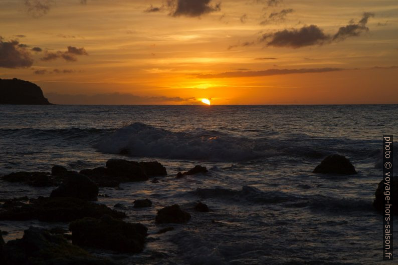 Le soleil qui se couche dans la mer. Photo © Alex Medwedeff