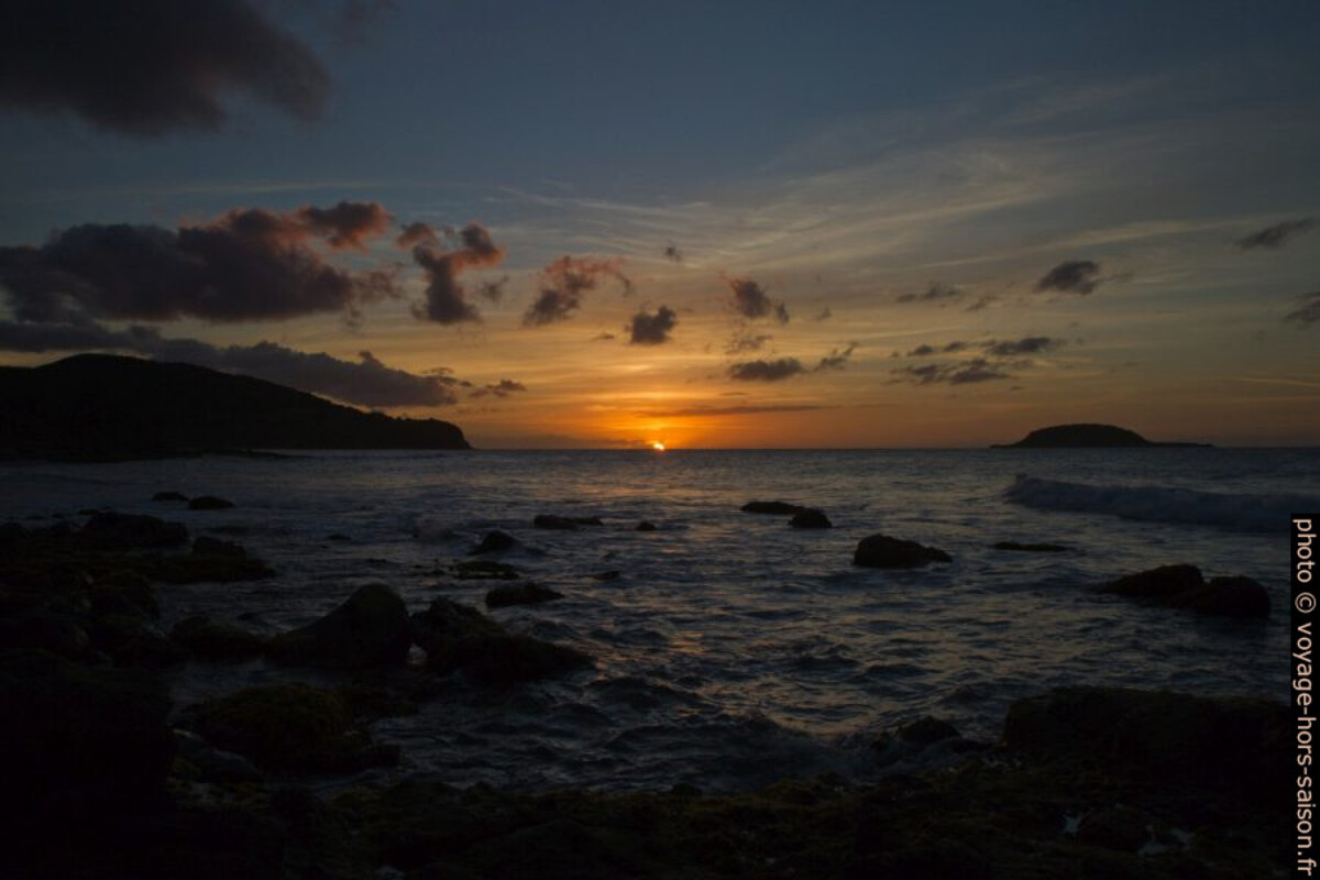 Coucher de soleil entre le Gros Cap et l'Îlet à Kahouane. Photo © André M. Winter