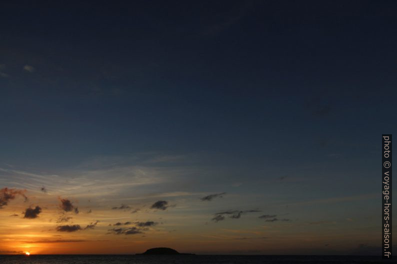 Ciel bleu, coucher de soleil l'Îlet à Kahouane. Photo © André M. Winter