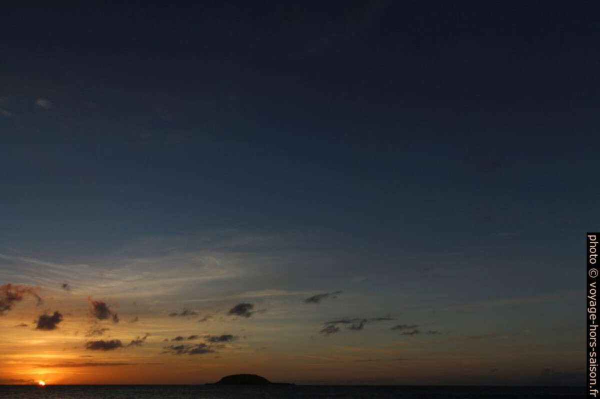 Ciel bleu, coucher de soleil l'Îlet à Kahouane. Photo © André M. Winter