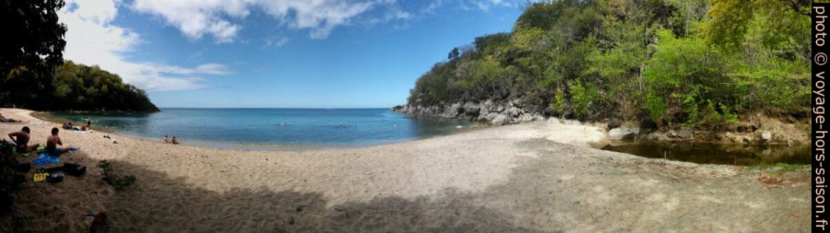 Plage de la Petite Anse entre Deshaies et Pointe-Noire. Photo © André M. Winter
