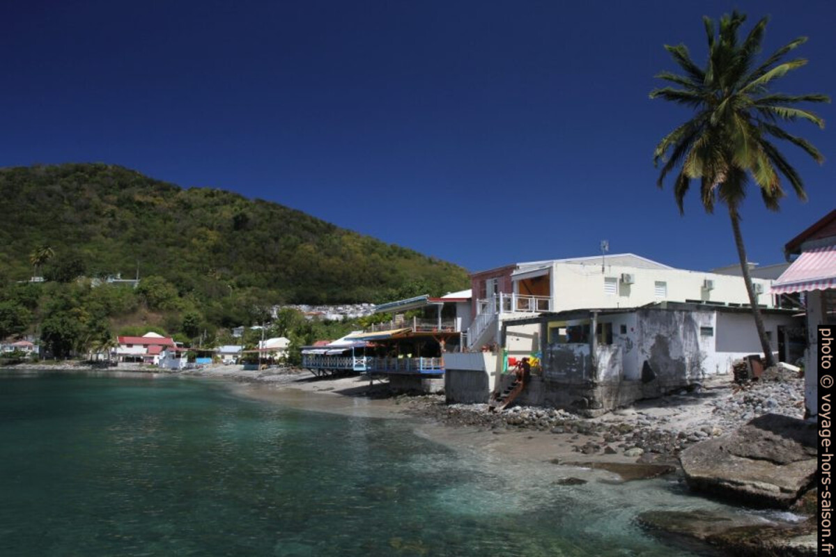 Maisons de Deshaies en bordure de mer partie nord. Photo © Alex Medwedeff