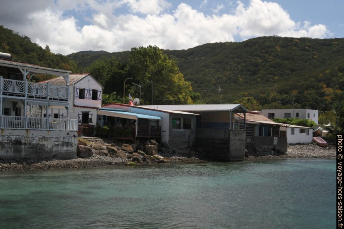 Maisons de Deshaies en bordure de mer partie sud. Photo © Alex Medwedeff